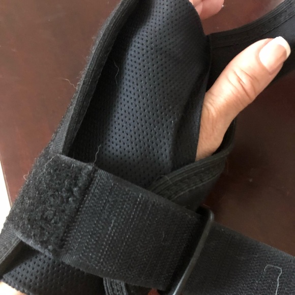 Left Night wrist splint, quality fabric and support. 2 adjustable Velcro straps - Picture 7 of 7